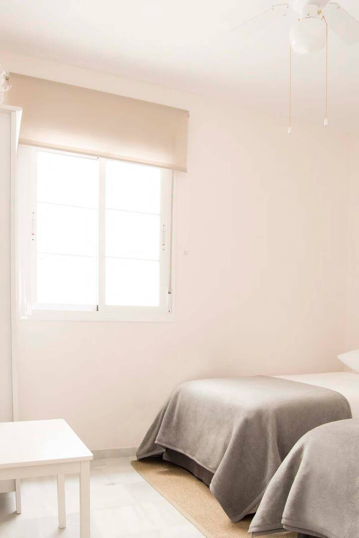 SE ALQUILA DESDE 1.3.27-31-5-27 MAGNIFICO  APARTAMENTO EN BENALMADENA