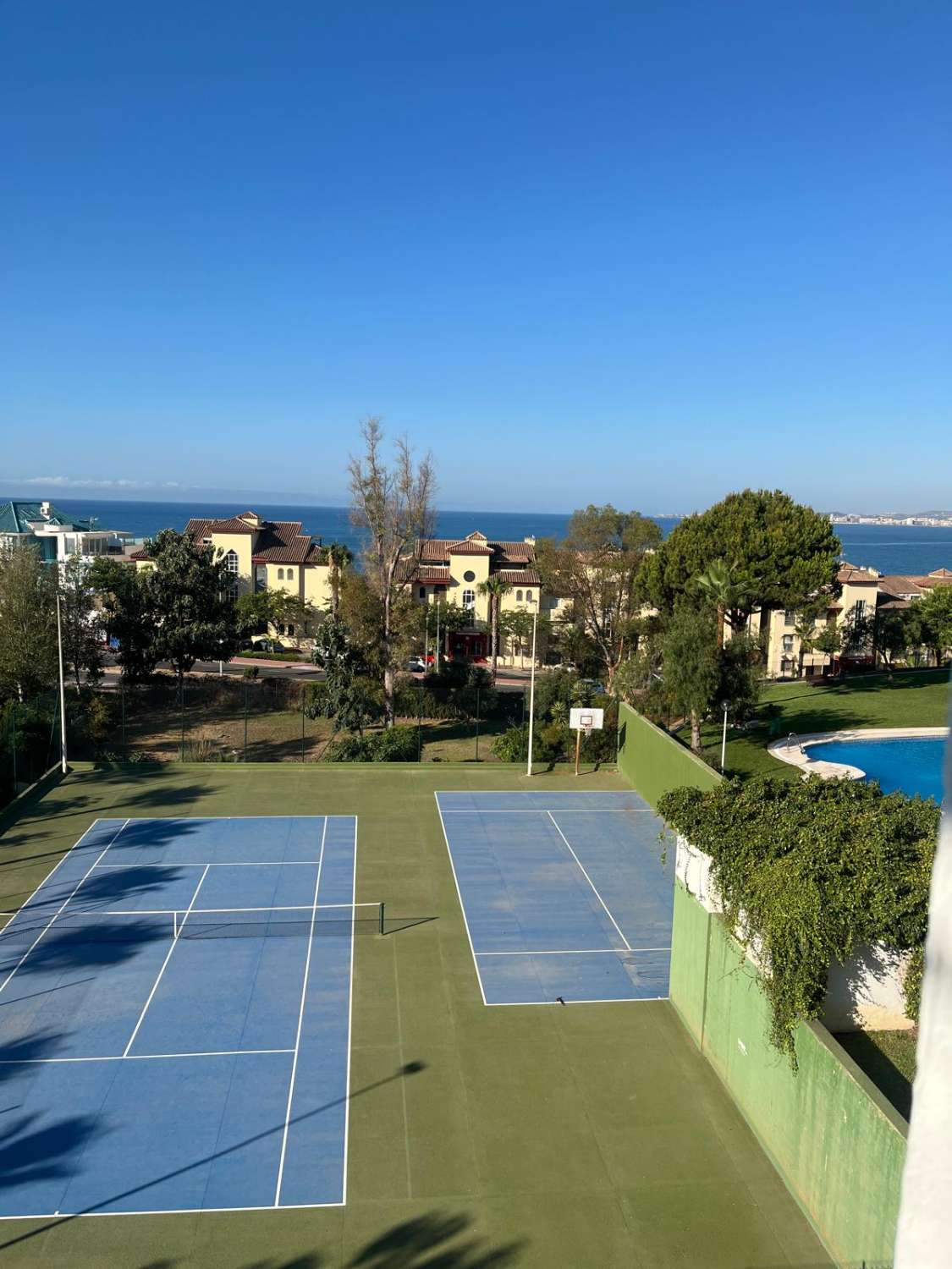 MEDIA TEMPORADA . SE ALQUILA DESDE 20.8.26- 30.6.27 BONITO ATICO DUPLEX EN BENALMADENA CON VISTAS AL MAR