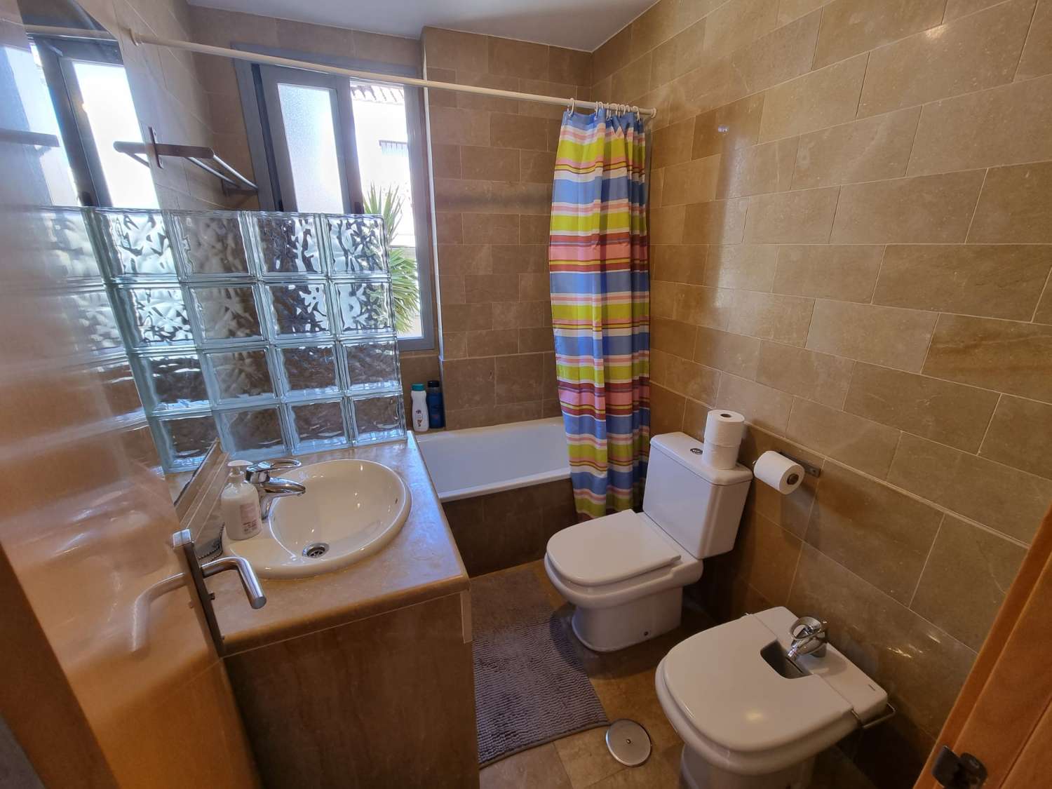 SE ALQUILA DESDE 26/10/2026-31/05/2027 PRECIOSO  CHALET ADOSADO EN ARROYO DE LA MIEL (BENALMADENA).