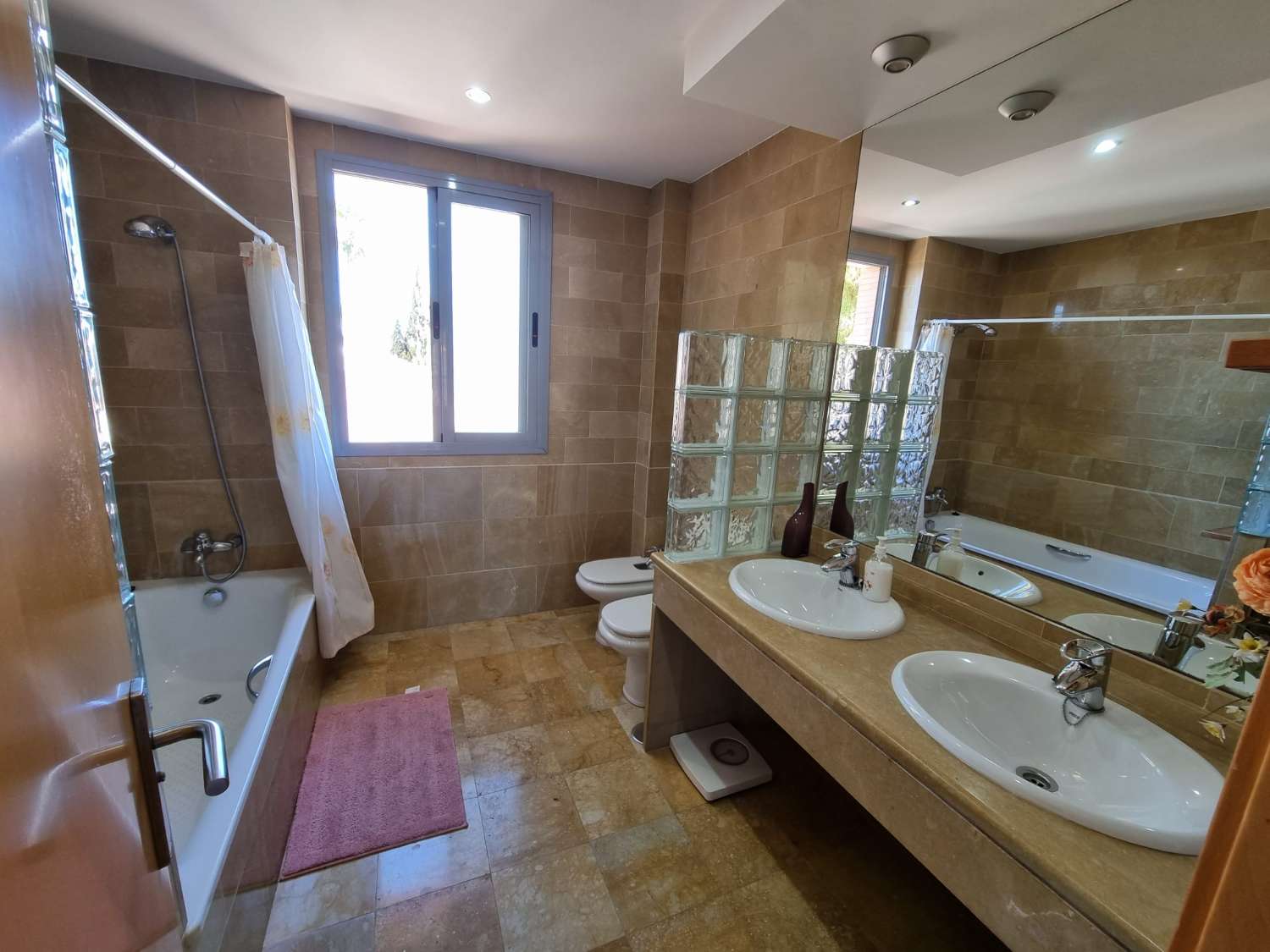 SE ALQUILA DESDE 26/10/2026-31/05/2027 PRECIOSO  CHALET ADOSADO EN ARROYO DE LA MIEL (BENALMADENA).