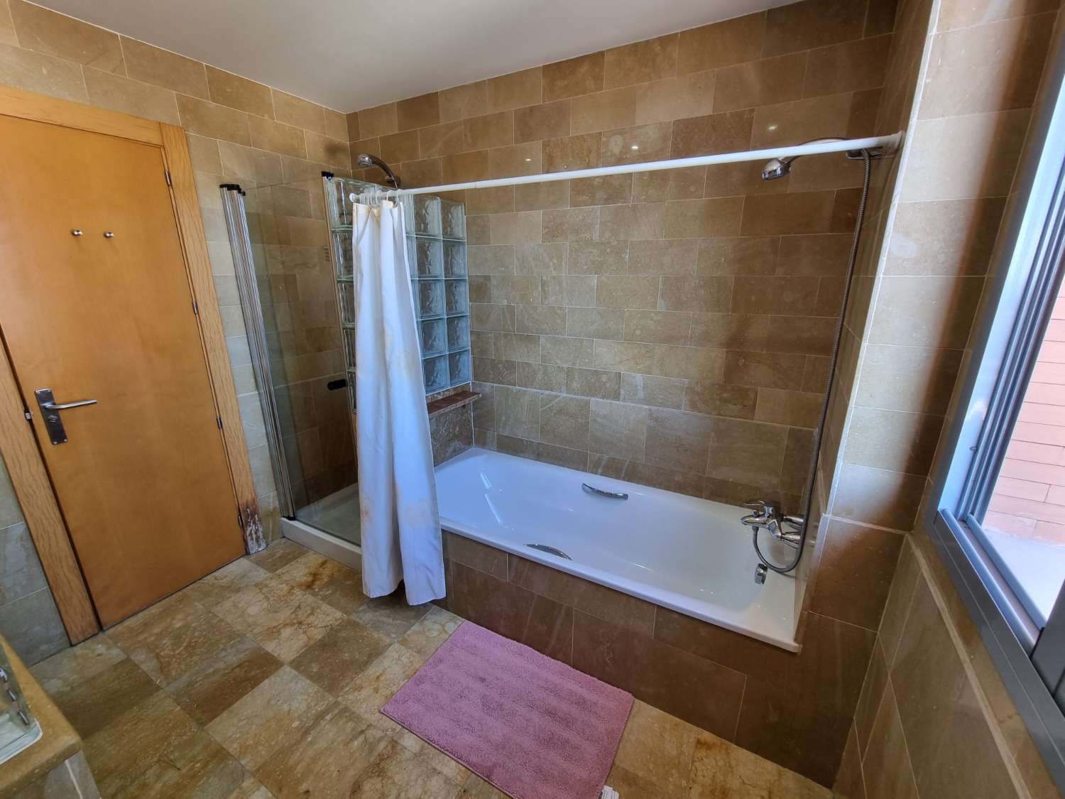 SE ALQUILA DESDE 26/10/2026-31/05/2027 PRECIOSO  CHALET ADOSADO EN ARROYO DE LA MIEL (BENALMADENA).