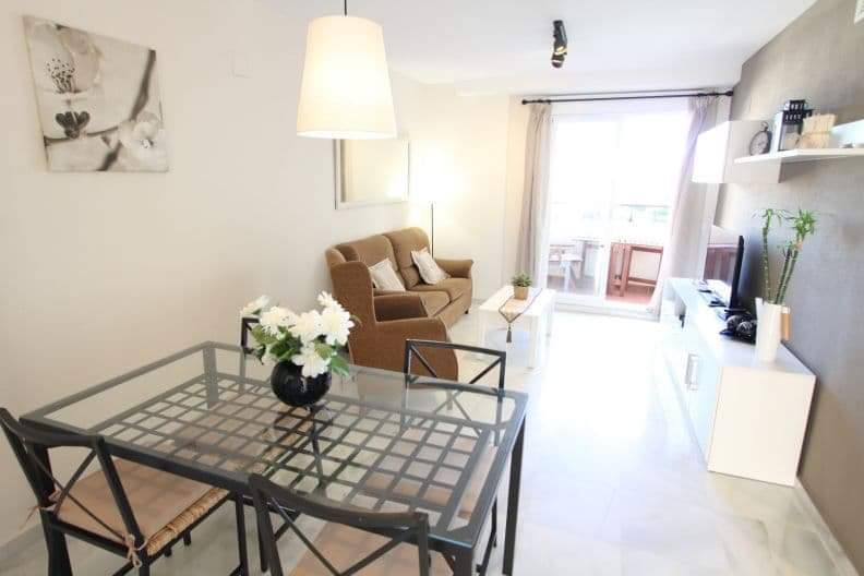 MEDIA TEMPORADA. SE ALQUILA  DESDE 15/09/2026-15/6/2027 apartamento con vistas al mar en  2ª linea de playa en Benalmádena