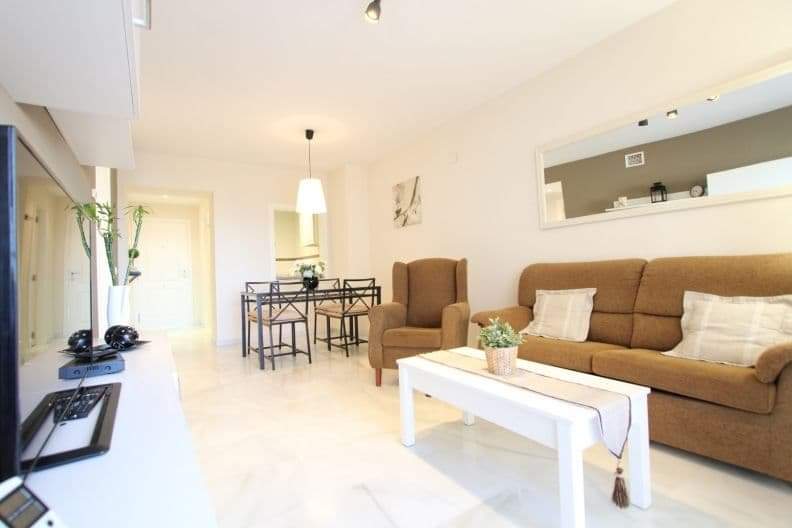 MEDIA TEMPORADA. SE ALQUILA  DESDE 15/09/2026-15/6/2027 apartamento con vistas al mar en  2ª linea de playa en Benalmádena