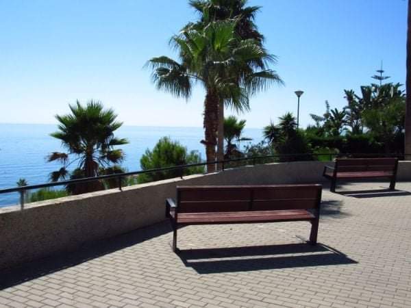 MEDIA TEMPORADA. SE ALQUILA  DESDE 15/09/2026-15/6/2027 apartamento con vistas al mar en  2ª linea de playa en Benalmádena