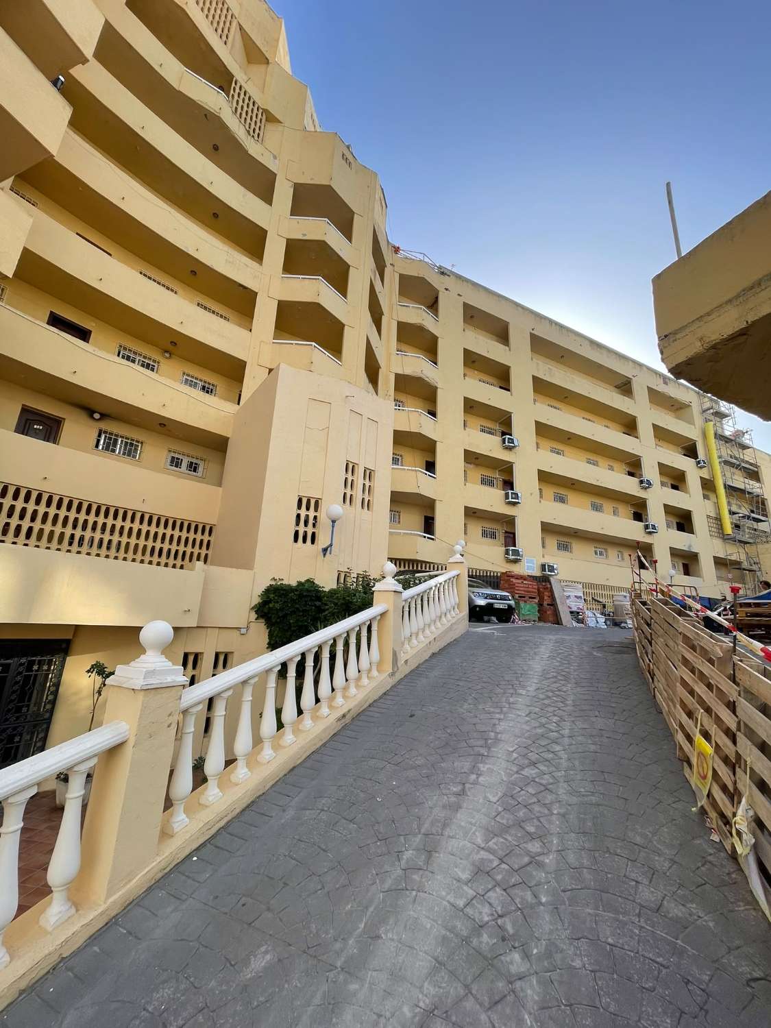 HALVSÆSON TIL LEJE FRA NU til 30/06/2027 DEJLIG LEJLIGHED MED HAVUDSIGT NÆR PUERTO MARINA I BENALMADENA