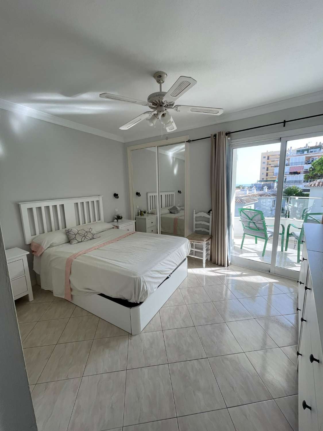 HALVSÆSON TIL LEJE FRA NU til 30/06/2027 DEJLIG LEJLIGHED MED HAVUDSIGT NÆR PUERTO MARINA I BENALMADENA