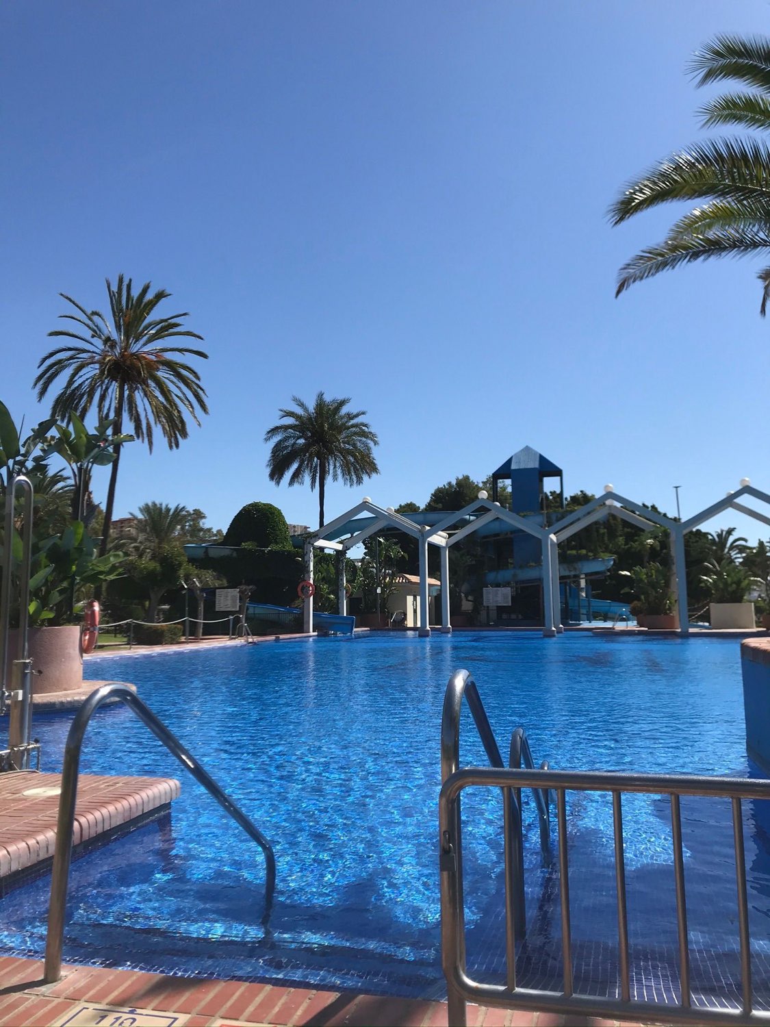 Media Temporada Se alquila desde 01/10/2026 - 31/05/2027 bonito apartamento con vistas al mar en 1ª línea de playa en Benalmádena