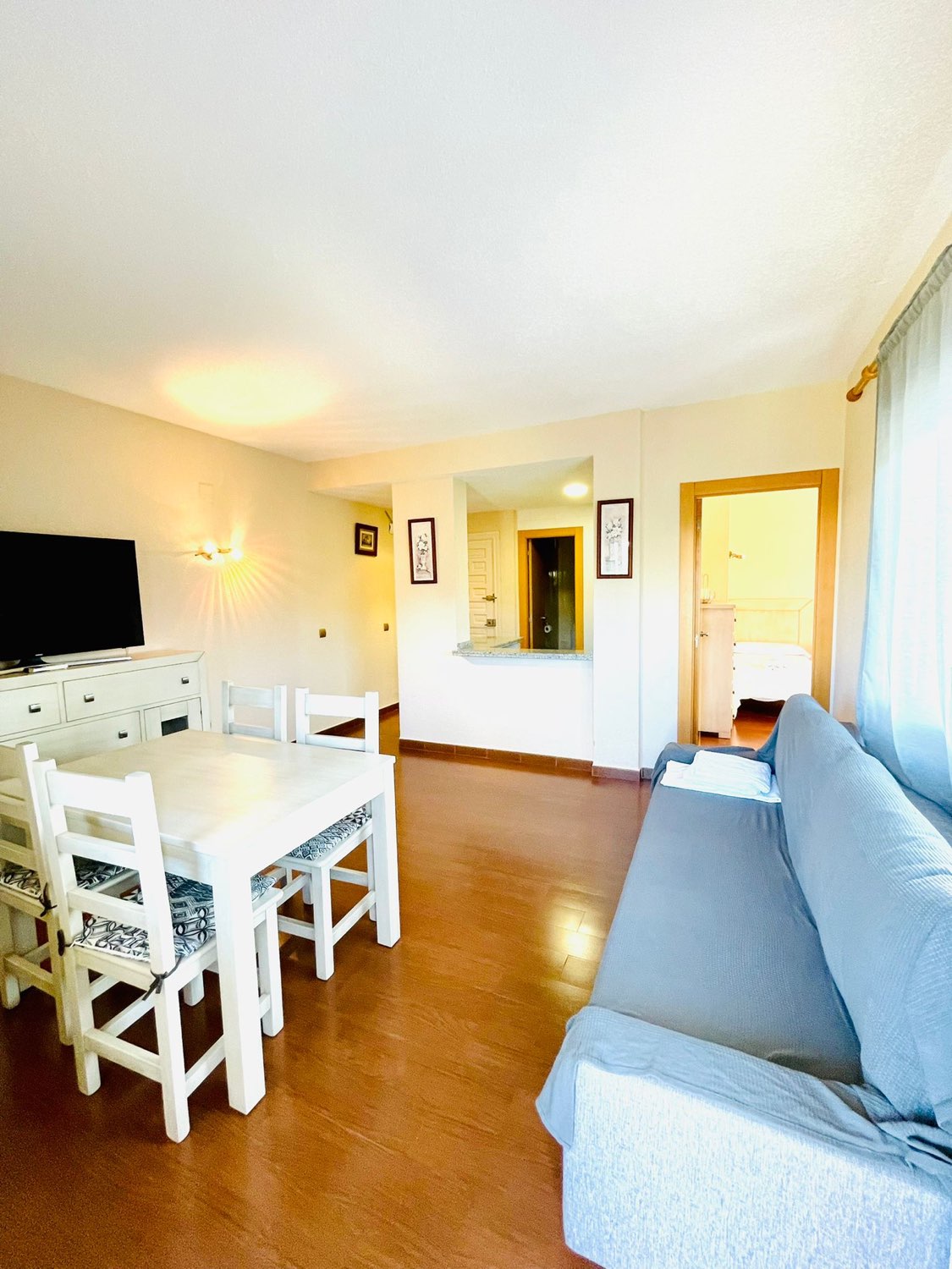 Media Temporada Se alquila desde 01/10/2026 - 31/05/2027 bonito apartamento con vistas al mar en 1ª línea de playa en Benalmádena