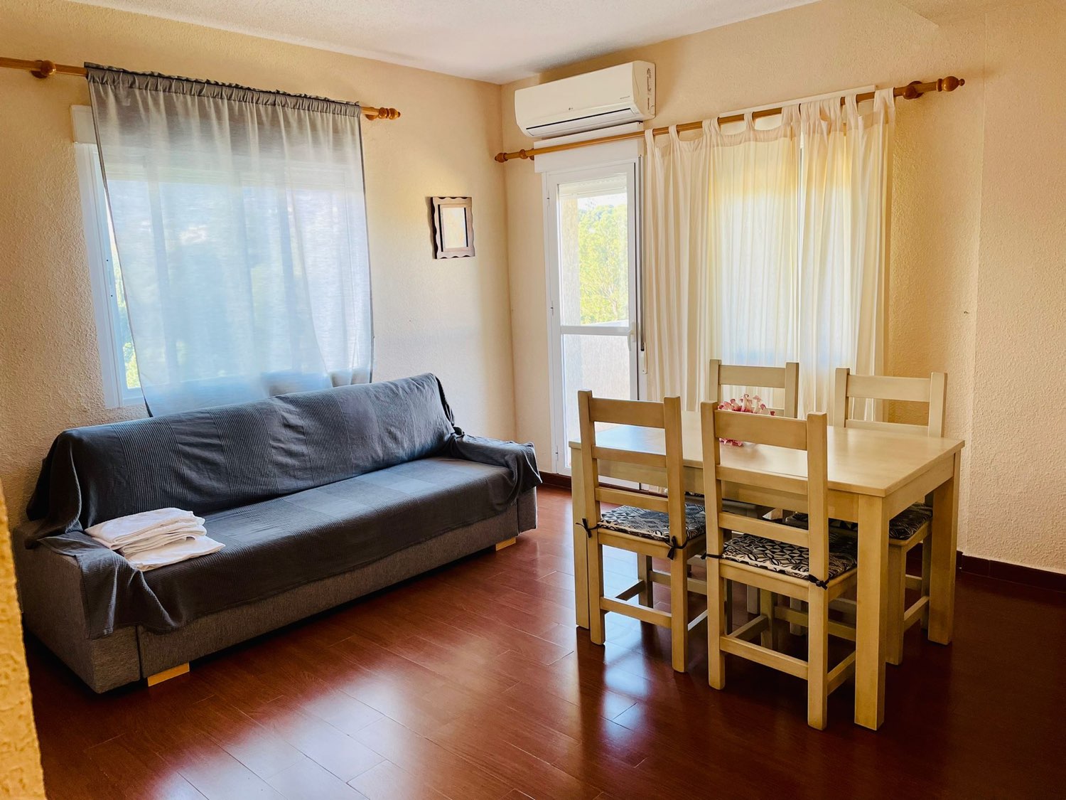 Media Temporada Se alquila desde 01/10/2026 - 31/05/2027 bonito apartamento con vistas al mar en 1ª línea de playa en Benalmádena