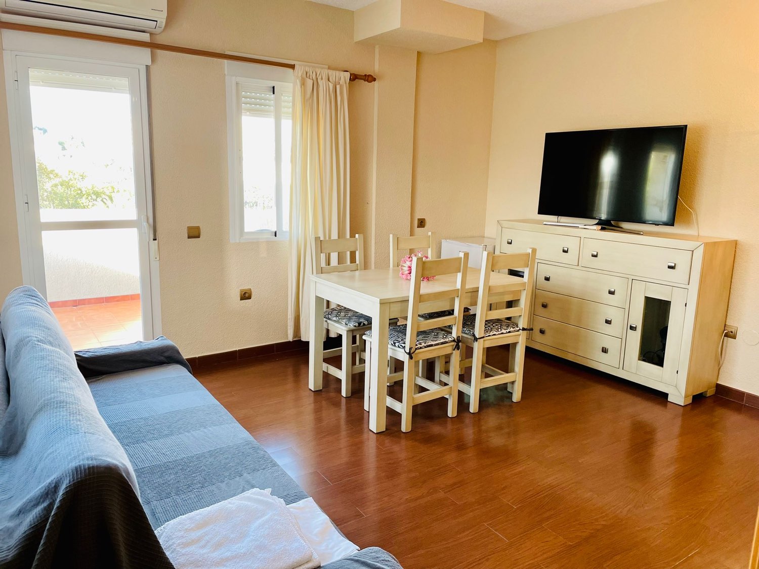 Media Temporada Se alquila desde 01/10/2026 - 31/05/2027 bonito apartamento con vistas al mar en 1ª línea de playa en Benalmádena