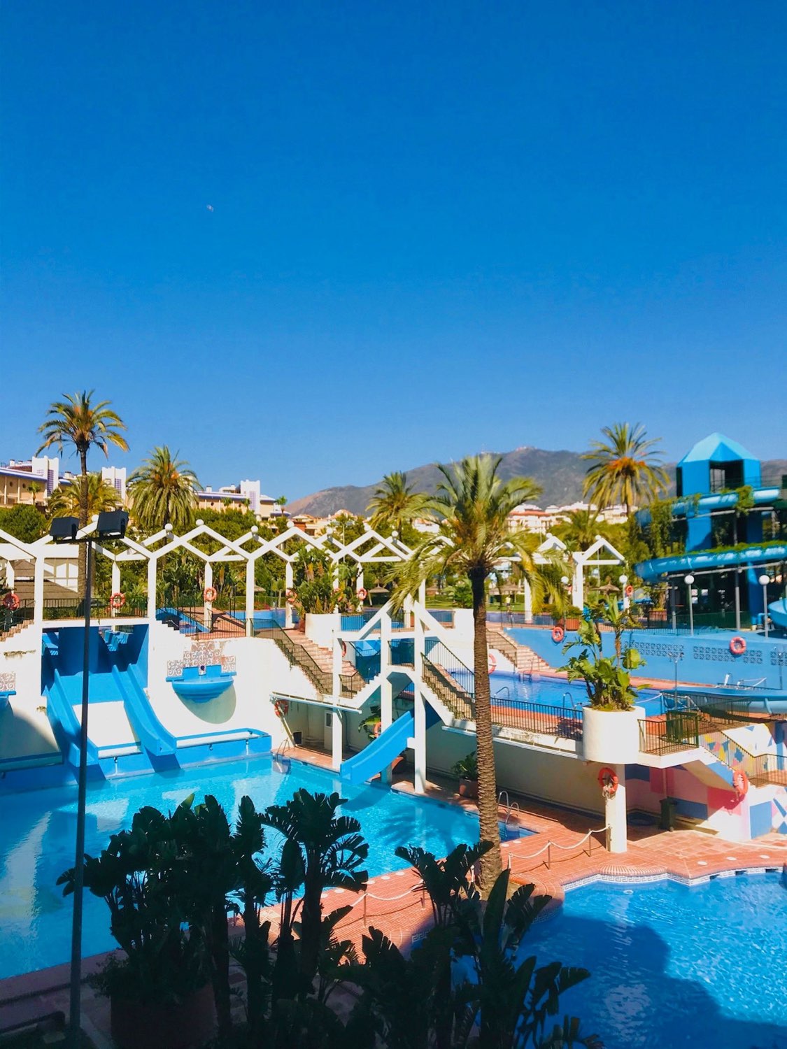 Media Temporada Se alquila desde 01/10/2026 - 31/05/2027 bonito apartamento con vistas al mar en 1ª línea de playa en Benalmádena