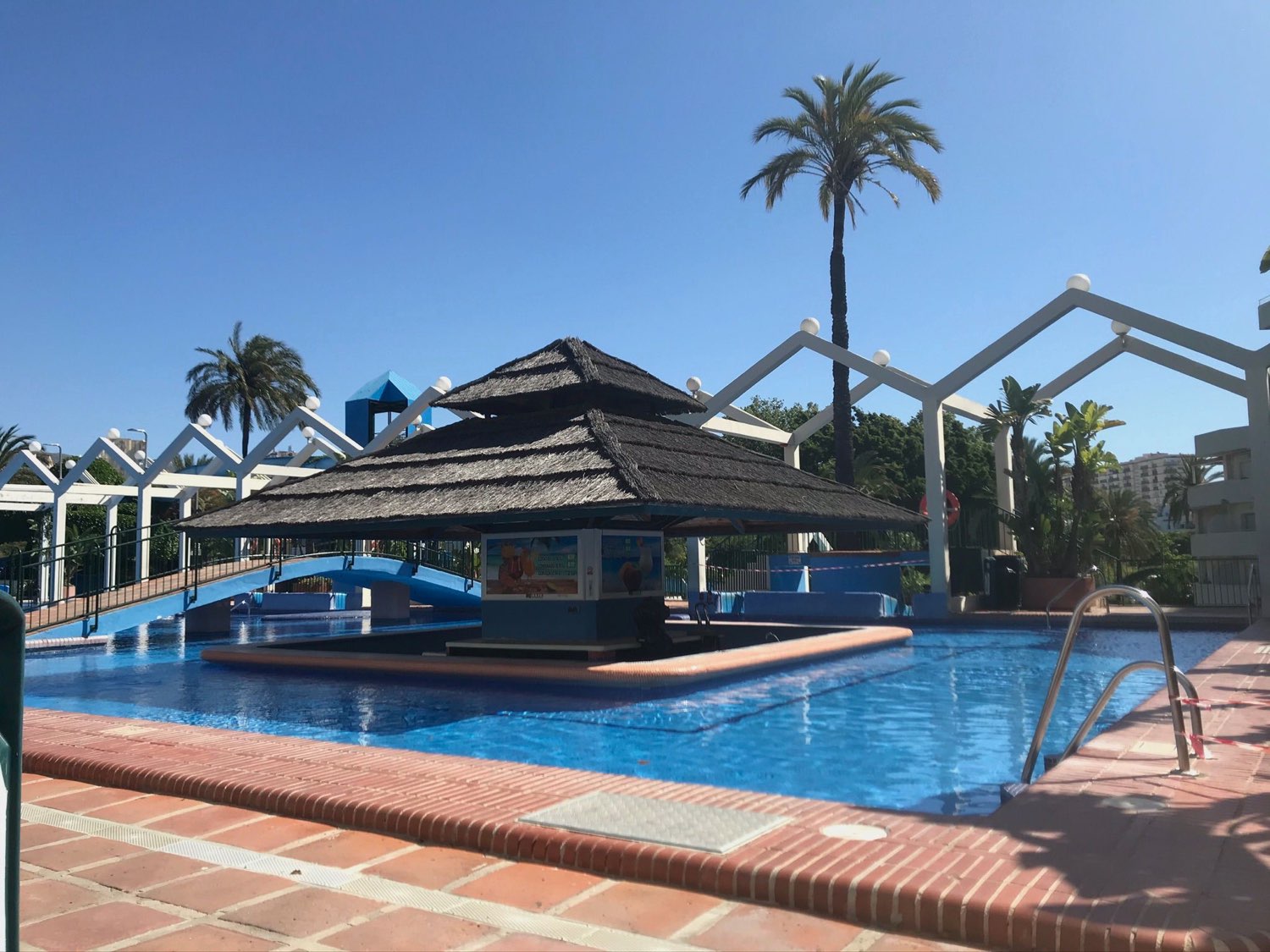Media Temporada Se alquila desde 01/10/2026 - 31/05/2027 bonito apartamento con vistas al mar en 1ª línea de playa en Benalmádena