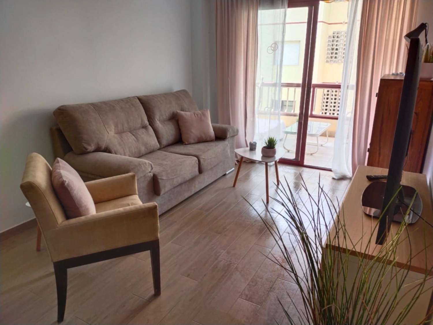 BEL APPARTEMENT À LOUER À MIJAS COSTA, SUR LA 1ÈRE LIGNE DE LA PLAGE