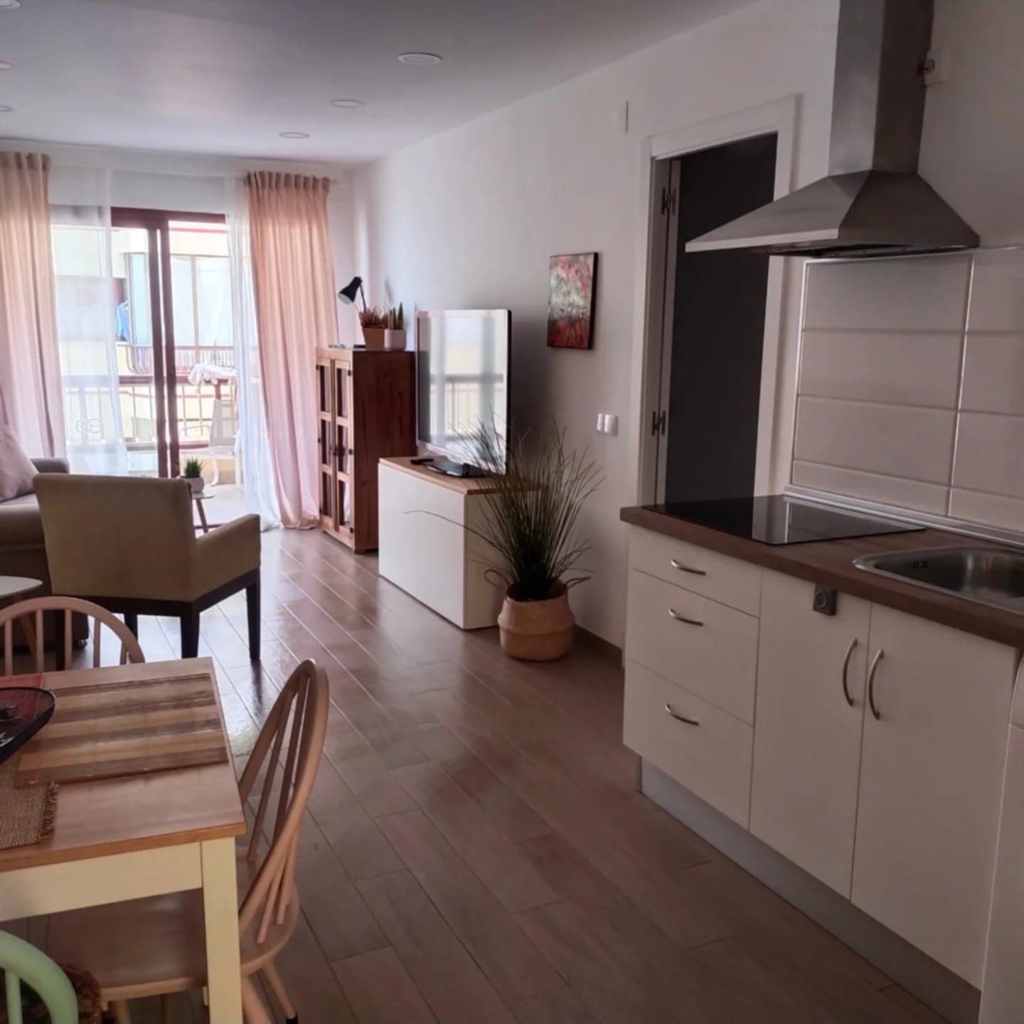 BEL APPARTEMENT À LOUER À MIJAS COSTA, SUR LA 1ÈRE LIGNE DE LA PLAGE