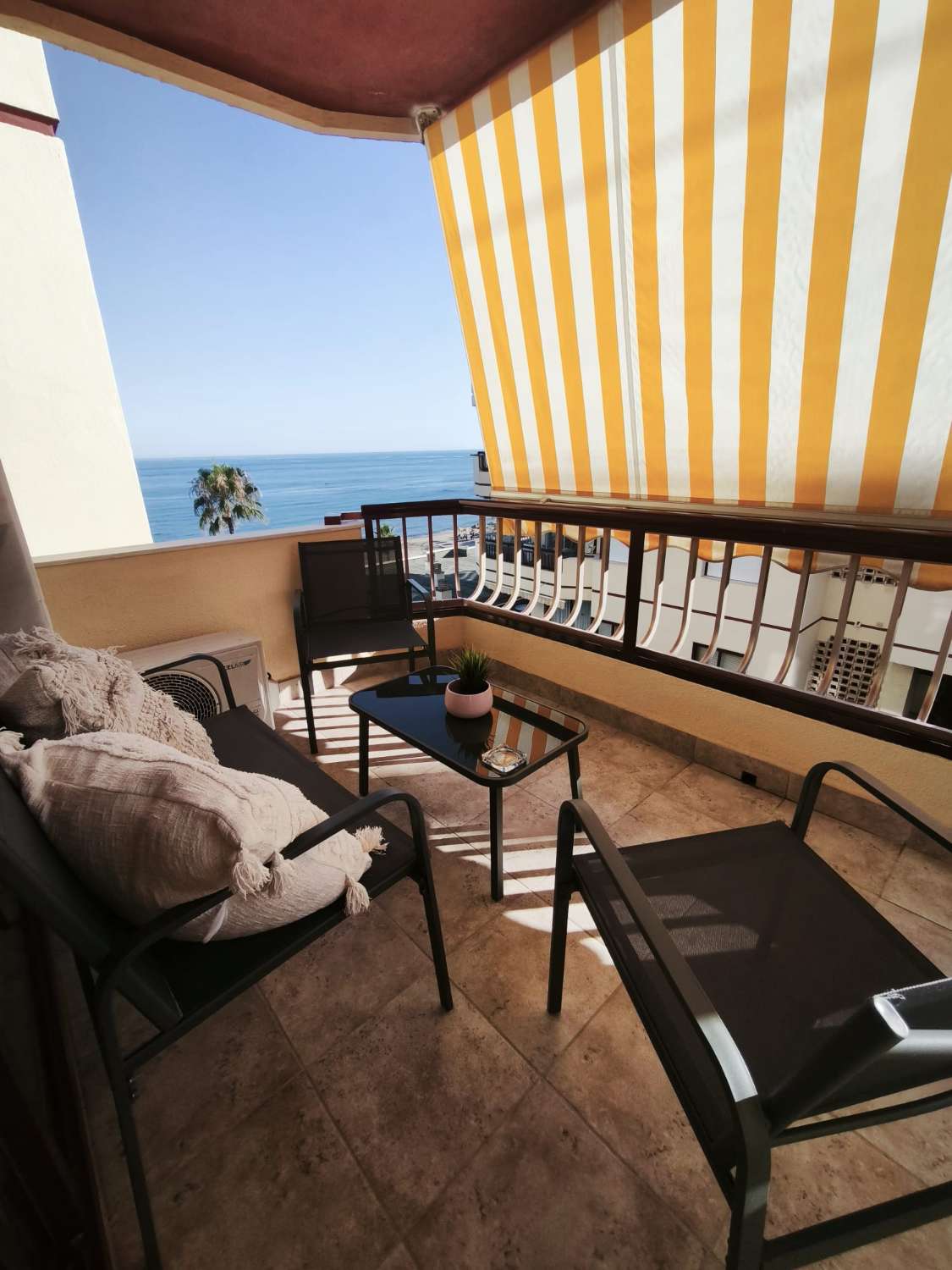 BEL APPARTEMENT À LOUER À MIJAS COSTA, SUR LA 1ÈRE LIGNE DE LA PLAGE