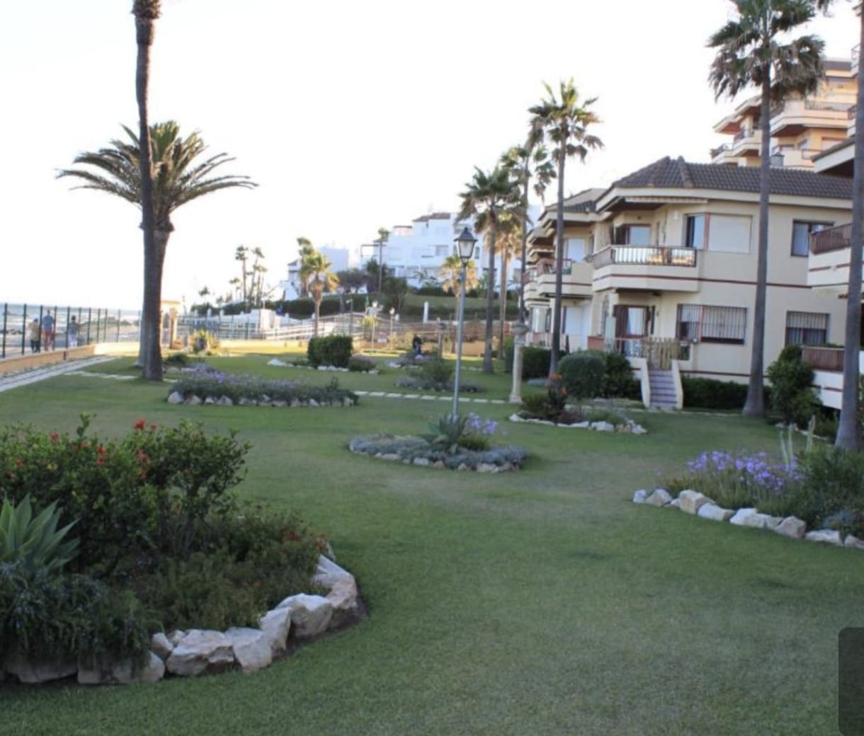 BEL APPARTEMENT À LOUER À MIJAS COSTA, SUR LA 1ÈRE LIGNE DE LA PLAGE