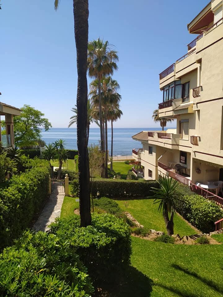 BEL APPARTEMENT À LOUER À MIJAS COSTA, SUR LA 1ÈRE LIGNE DE LA PLAGE