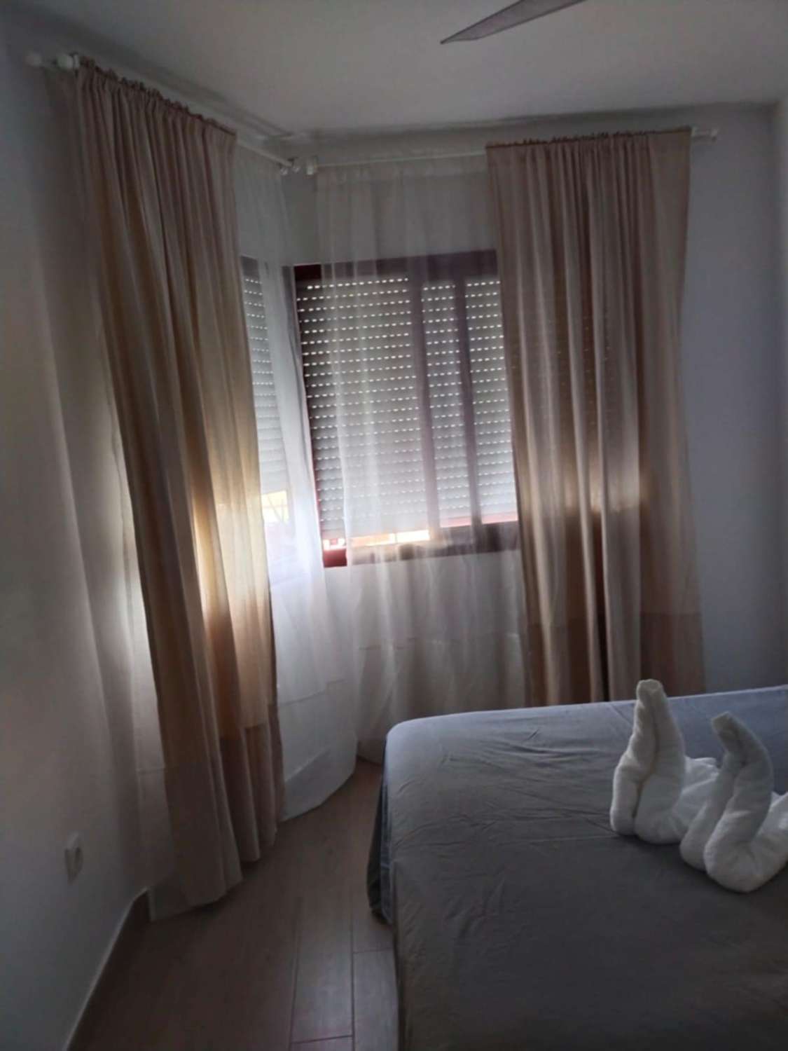 BEL APPARTEMENT À LOUER À MIJAS COSTA, SUR LA 1ÈRE LIGNE DE LA PLAGE
