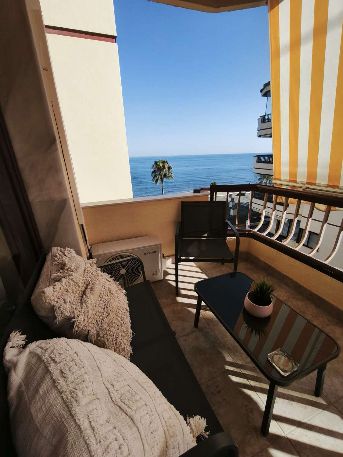 BEL APPARTEMENT À LOUER À MIJAS COSTA, SUR LA 1ÈRE LIGNE DE LA PLAGE