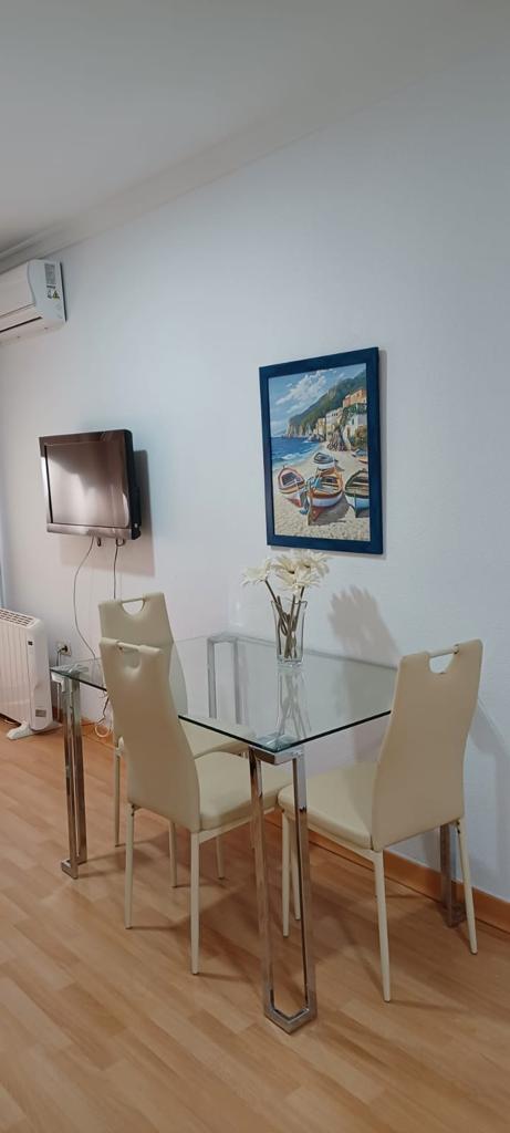 Se alquila Media Temporada desde el 01/10/2026-31/05/2027 bonito apartamento a 10 metros del Paseo Marítimo de Fuengirola.
