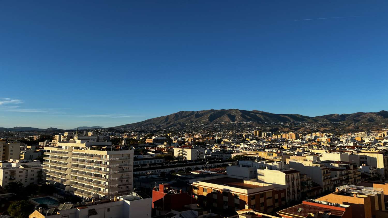 SE ALQUILA MEDIA TEMPORADA DESDE 15/10/2026- 31/05/2027 BONITO APARTAMENTO CON VISTAS AL MAR EN FUENGIROLA.