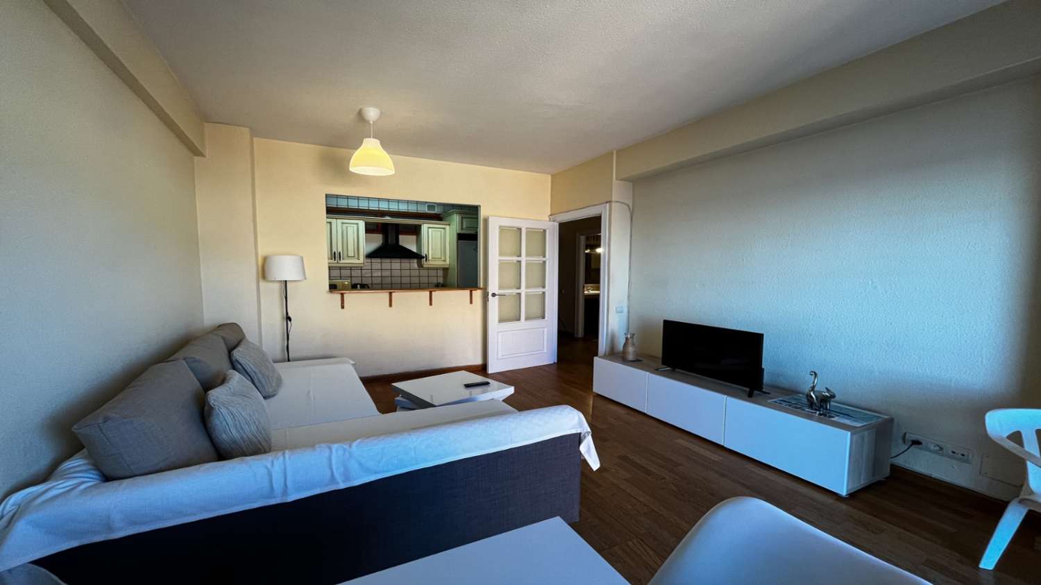 SE ALQUILA MEDIA TEMPORADA DESDE 15/10/2026- 31/05/2027 BONITO APARTAMENTO CON VISTAS AL MAR EN FUENGIROLA.