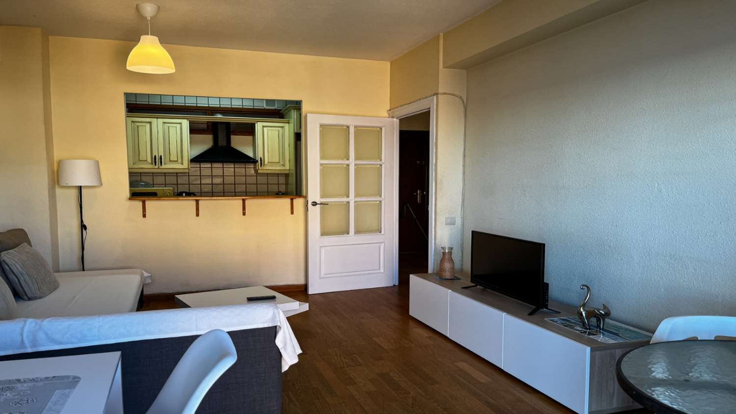 SE ALQUILA MEDIA TEMPORADA DESDE 15/10/2026- 31/05/2027 BONITO APARTAMENTO CON VISTAS AL MAR EN FUENGIROLA.