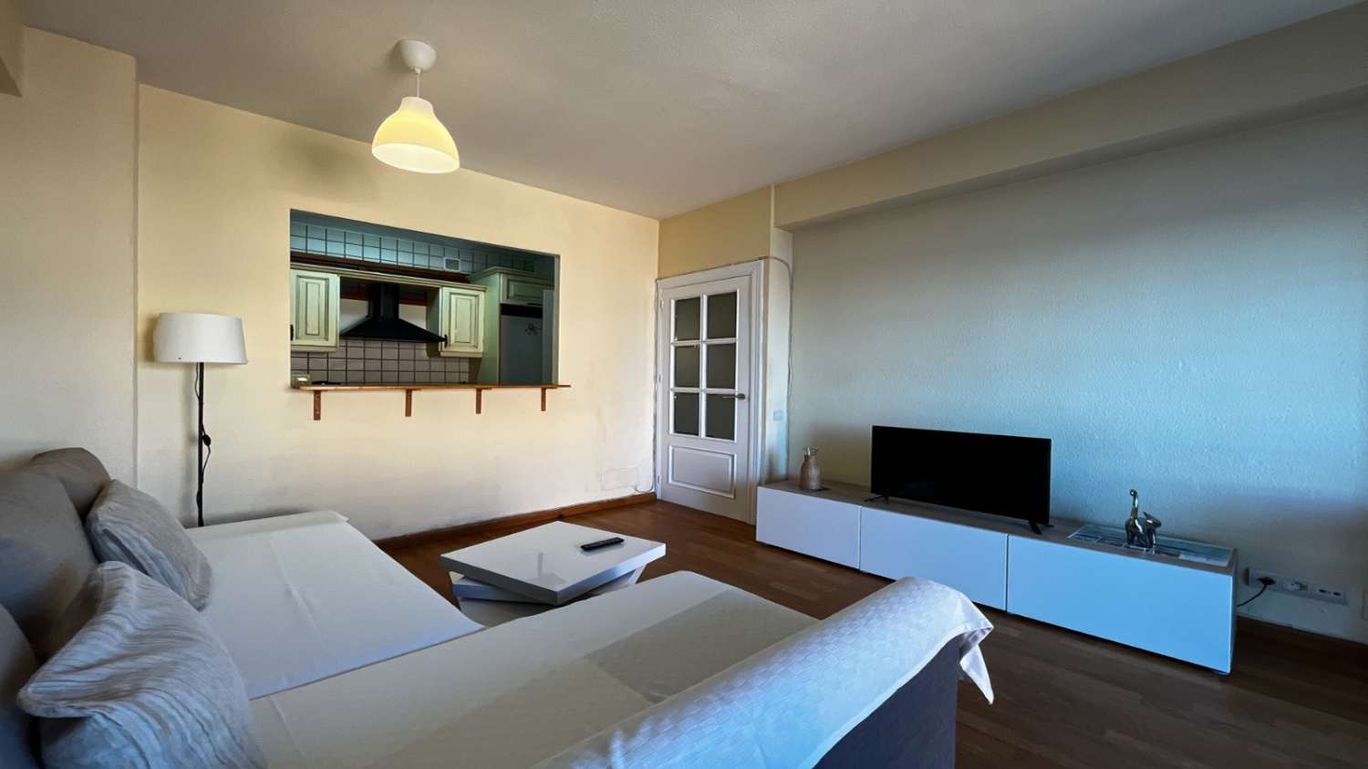 SE ALQUILA MEDIA TEMPORADA DESDE 15/10/2026- 31/05/2027 BONITO APARTAMENTO CON VISTAS AL MAR EN FUENGIROLA.
