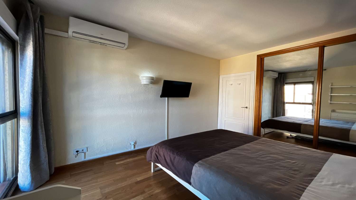 SE ALQUILA MEDIA TEMPORADA DESDE 15/10/2026- 31/05/2027 BONITO APARTAMENTO CON VISTAS AL MAR EN FUENGIROLA.