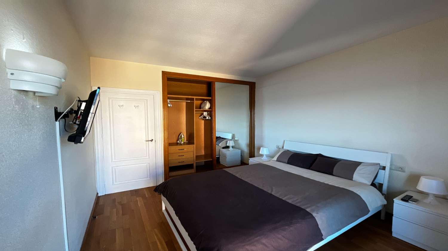 SE ALQUILA MEDIA TEMPORADA DESDE 15/10/2026- 31/05/2027 BONITO APARTAMENTO CON VISTAS AL MAR EN FUENGIROLA.