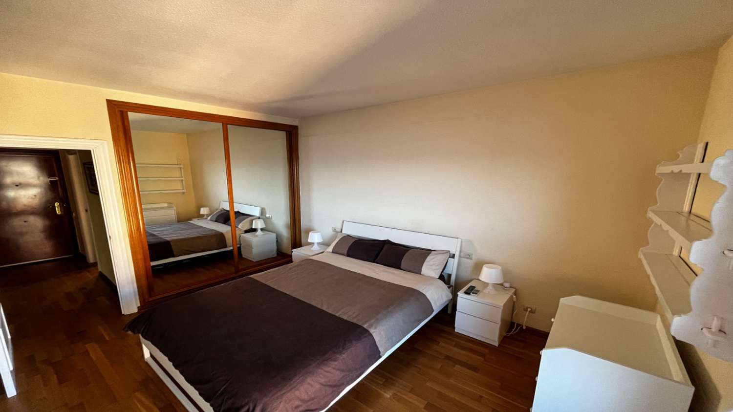 SE ALQUILA MEDIA TEMPORADA DESDE 15/10/2026- 31/05/2027 BONITO APARTAMENTO CON VISTAS AL MAR EN FUENGIROLA.