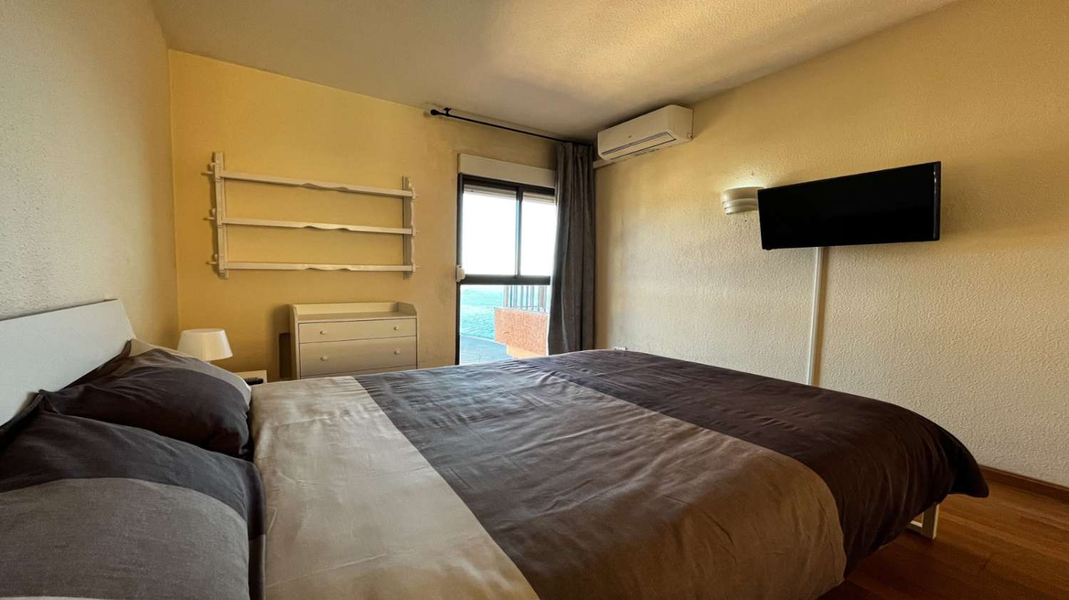 SE ALQUILA MEDIA TEMPORADA DESDE 15/10/2026- 31/05/2027 BONITO APARTAMENTO CON VISTAS AL MAR EN FUENGIROLA.