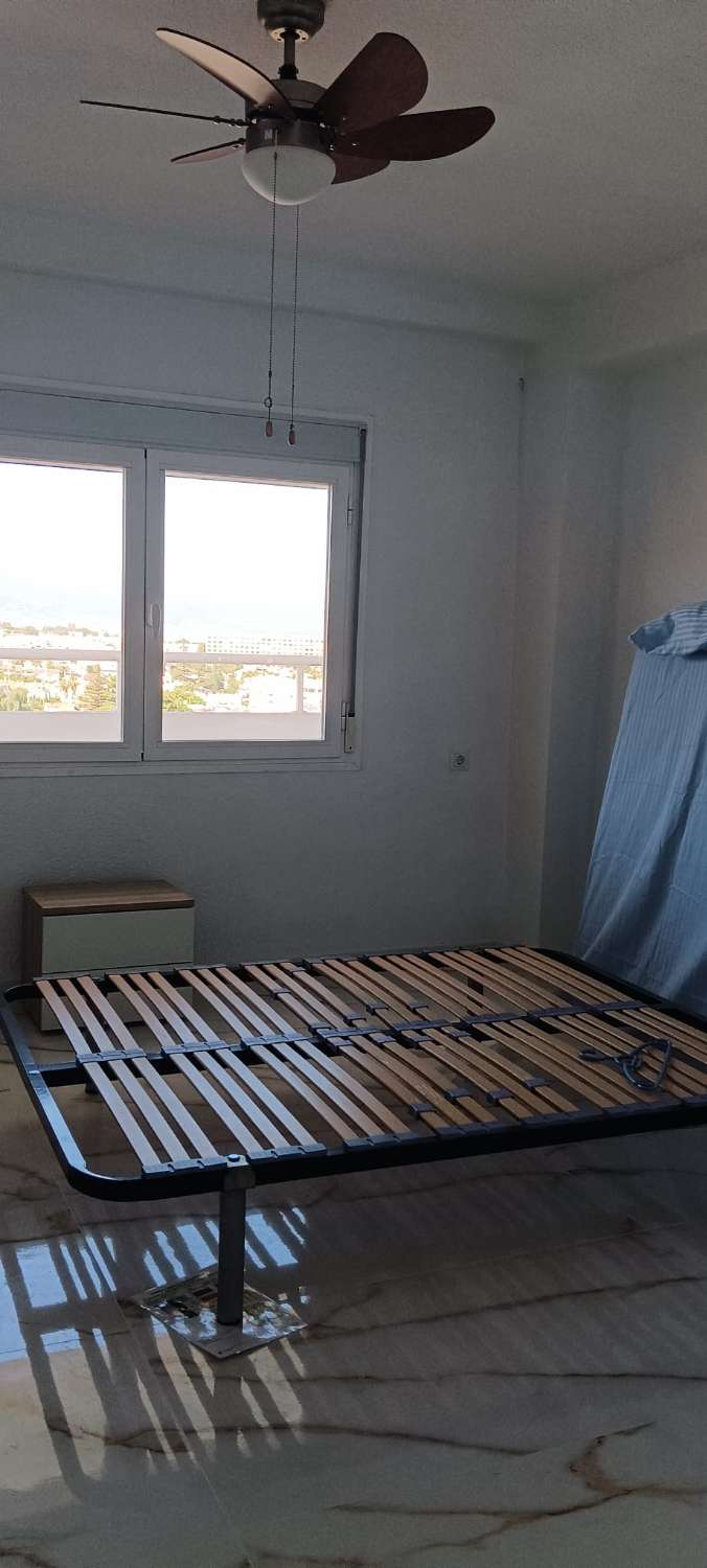 MEDIA TEMPORADA . SE ALQUILA DE 1.9.26-30.6.27 BONITO APARTAMENTO REFORMADO CON VISTAS AL MAR EN BENALMADENA