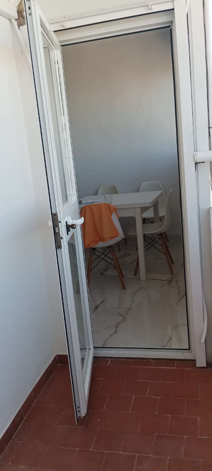 MEDIA TEMPORADA . SE ALQUILA DE 1.9.26-30.6.27 BONITO APARTAMENTO REFORMADO CON VISTAS AL MAR EN BENALMADENA