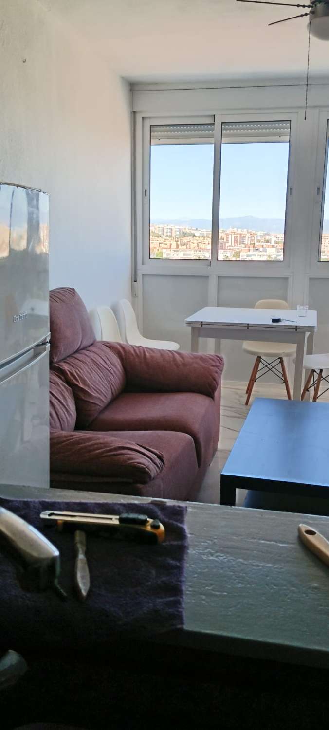 MEDIA TEMPORADA . SE ALQUILA DE 1.9.26-30.6.27 BONITO APARTAMENTO REFORMADO CON VISTAS AL MAR EN BENALMADENA
