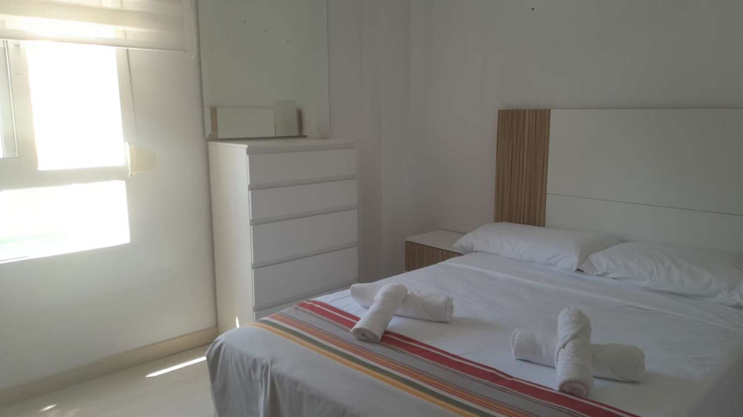 SE ALQUILA DESDE 1.9.27-30.5.28 BONITO APARTAMENTO EN ª LINEA DE PLAYA  CON VISTAS AL MAR EN BENALMADENA