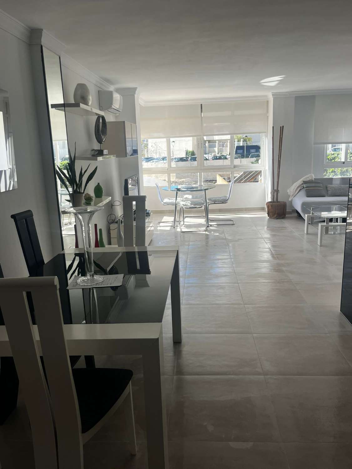 SE ALQUILA DESDE 1.9.27-30.5.28 BONITO APARTAMENTO EN ª LINEA DE PLAYA  CON VISTAS AL MAR EN BENALMADENA