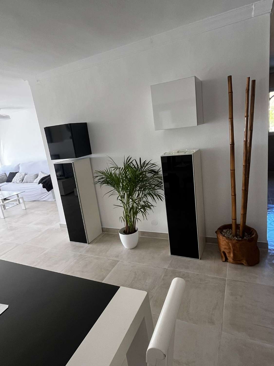 SE ALQUILA DESDE 1.9.27-30.5.28 BONITO APARTAMENTO EN ª LINEA DE PLAYA  CON VISTAS AL MAR EN BENALMADENA