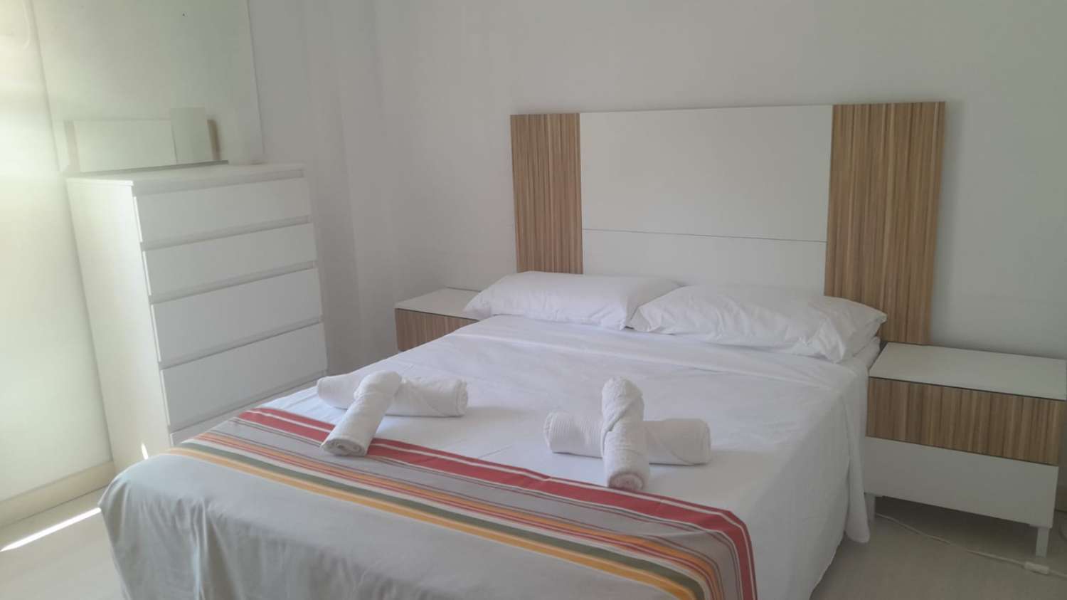 SE ALQUILA DESDE 1.9.27-30.5.28 BONITO APARTAMENTO EN ª LINEA DE PLAYA  CON VISTAS AL MAR EN BENALMADENA
