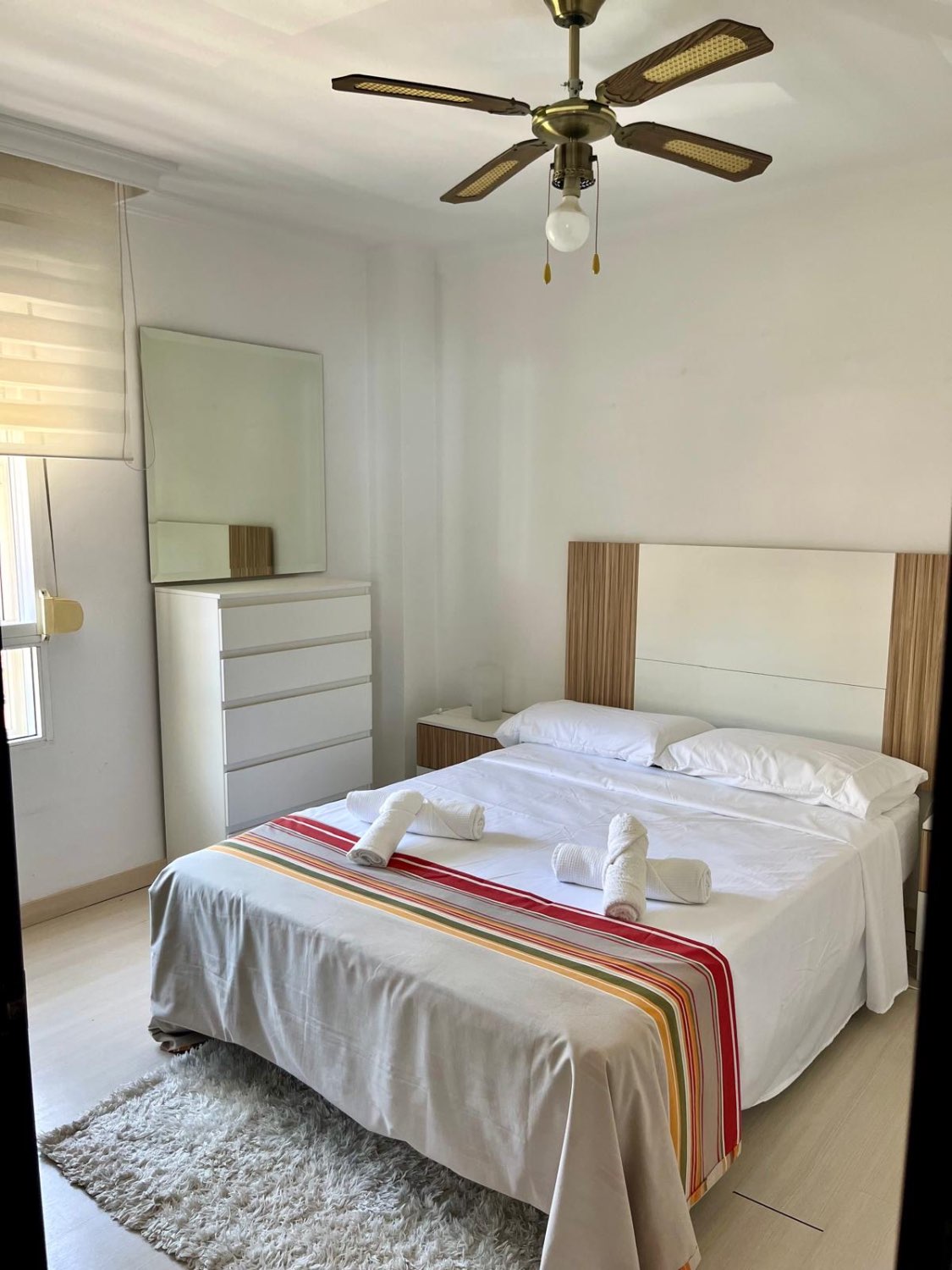 SE ALQUILA DESDE 1.9.27-30.5.28 BONITO APARTAMENTO EN ª LINEA DE PLAYA  CON VISTAS AL MAR EN BENALMADENA