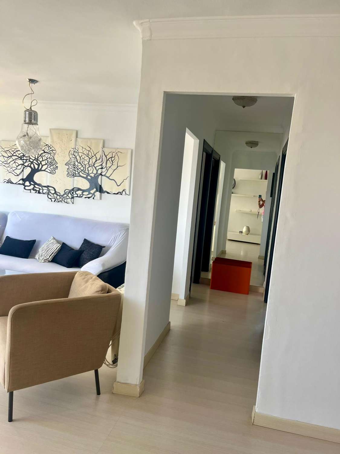 SE ALQUILA DESDE 1.9.27-30.5.28 BONITO APARTAMENTO EN ª LINEA DE PLAYA  CON VISTAS AL MAR EN BENALMADENA