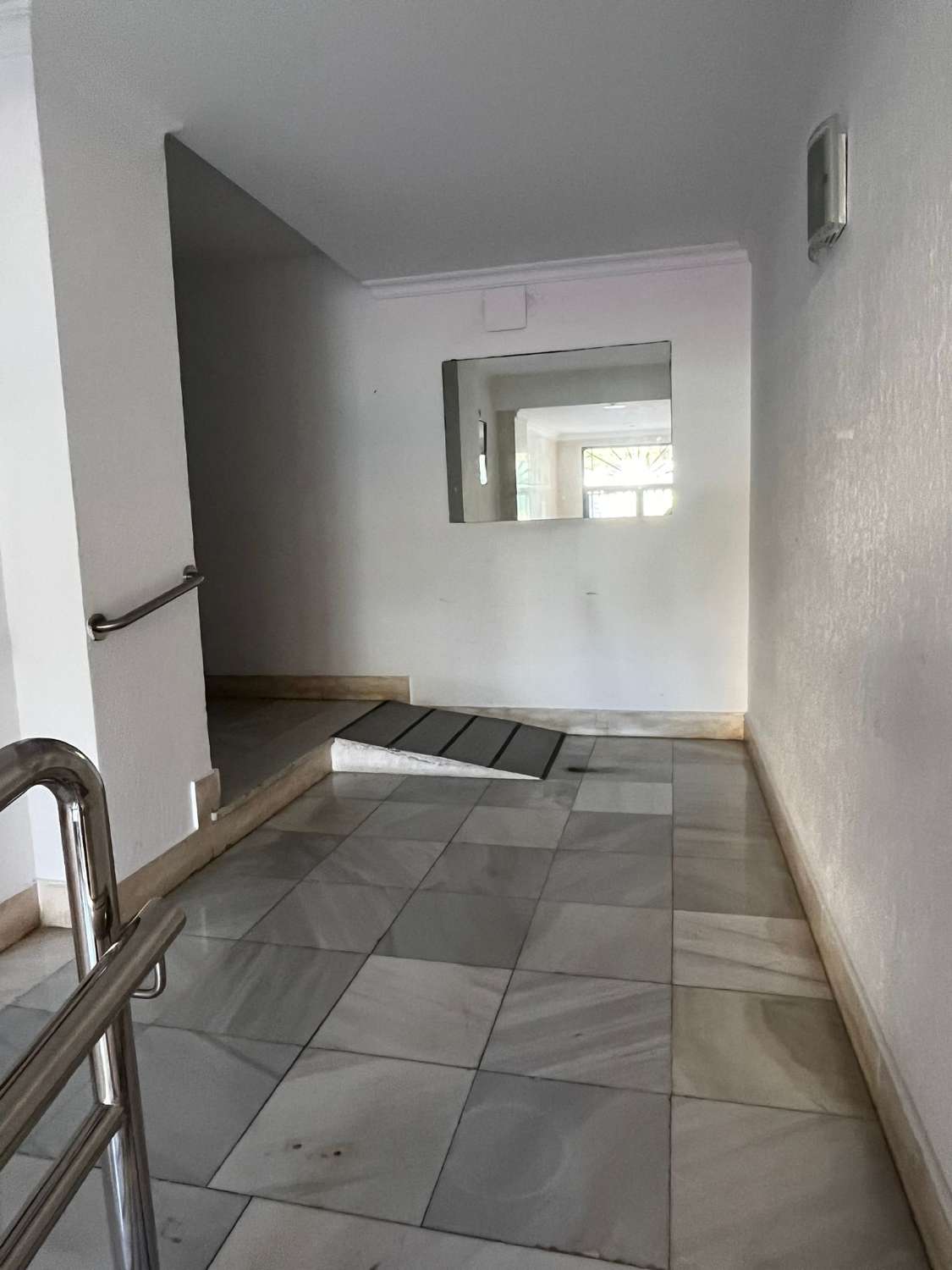 SE ALQUILA DESDE 1.9.27-30.5.28 BONITO APARTAMENTO EN ª LINEA DE PLAYA  CON VISTAS AL MAR EN BENALMADENA
