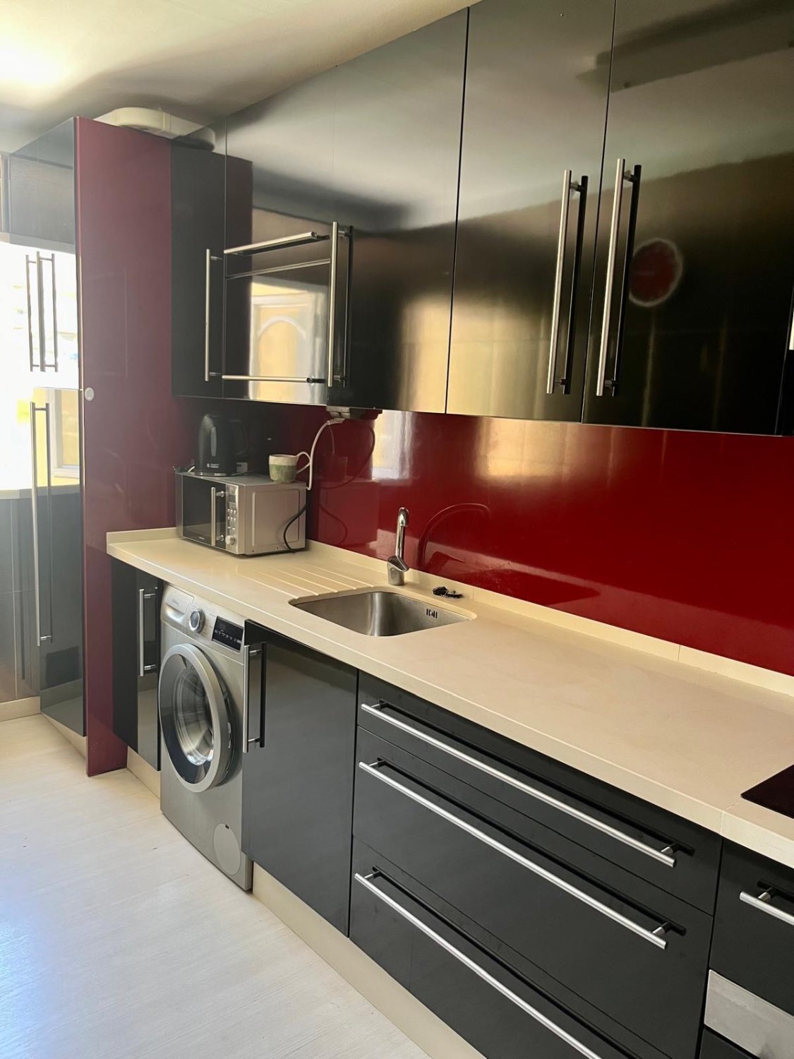 SE ALQUILA DESDE 1.9.27-30.5.28 BONITO APARTAMENTO EN ª LINEA DE PLAYA  CON VISTAS AL MAR EN BENALMADENA