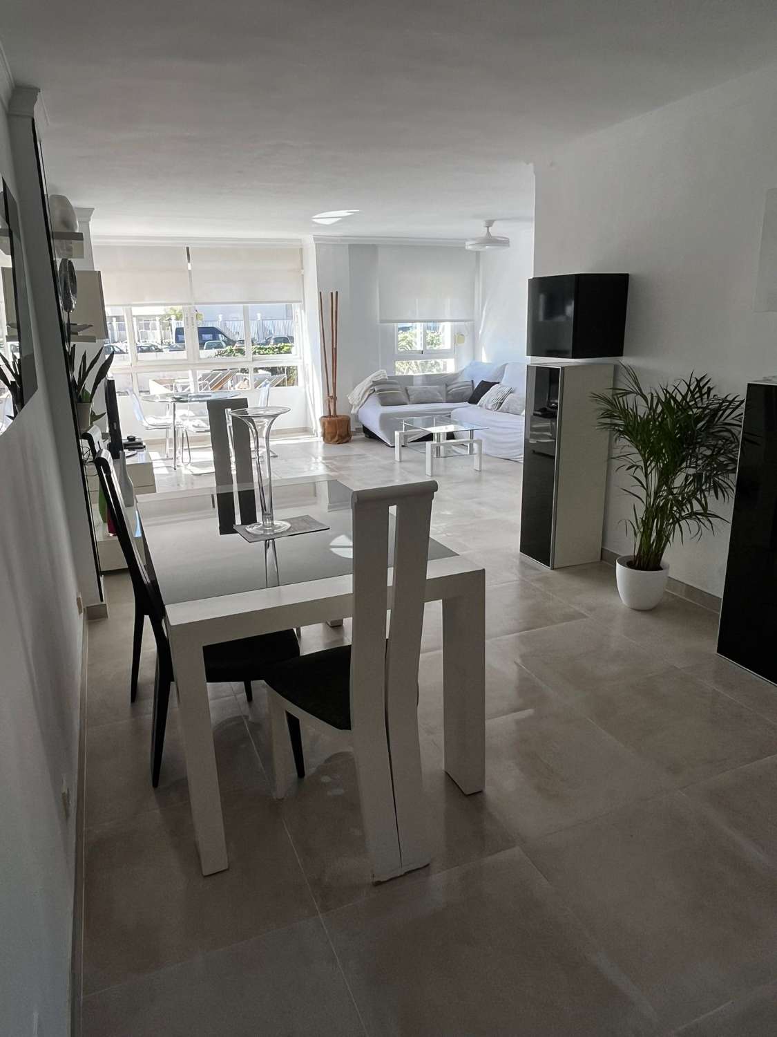 SE ALQUILA DESDE 1.9.27-30.5.28 BONITO APARTAMENTO EN ª LINEA DE PLAYA  CON VISTAS AL MAR EN BENALMADENA