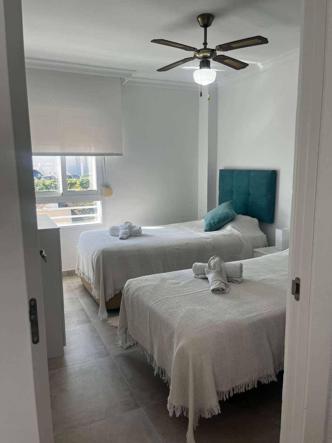 SE ALQUILA DESDE 1.9.27-30.5.28 BONITO APARTAMENTO EN ª LINEA DE PLAYA  CON VISTAS AL MAR EN BENALMADENA