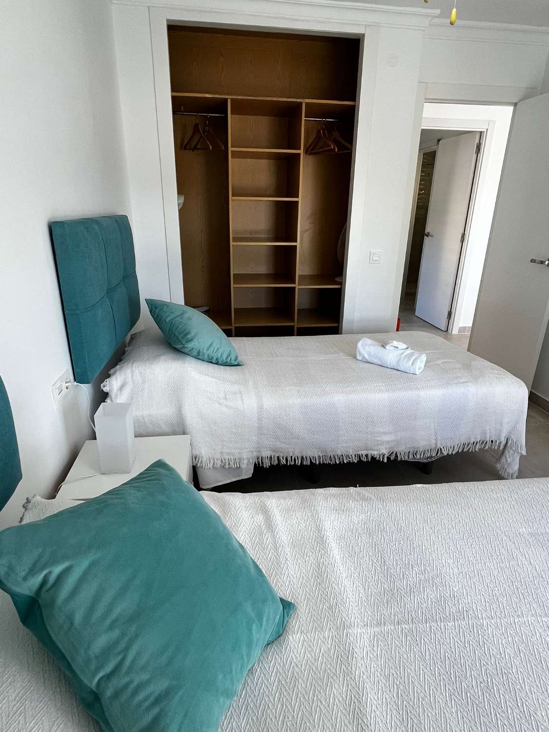 SE ALQUILA DESDE 1.9.27-30.5.28 BONITO APARTAMENTO EN ª LINEA DE PLAYA  CON VISTAS AL MAR EN BENALMADENA