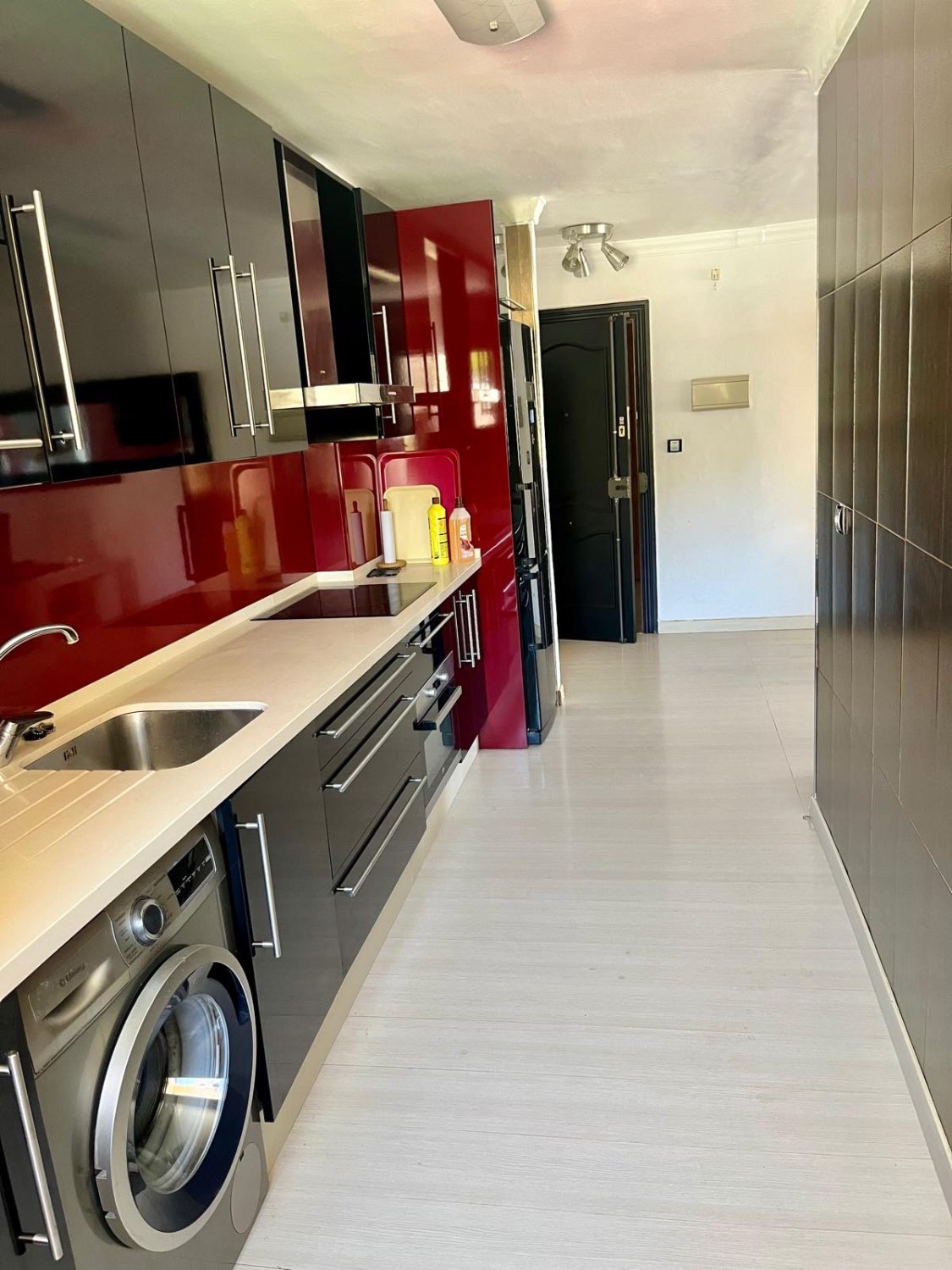 SE ALQUILA DESDE 1.9.27-30.5.28 BONITO APARTAMENTO EN ª LINEA DE PLAYA  CON VISTAS AL MAR EN BENALMADENA