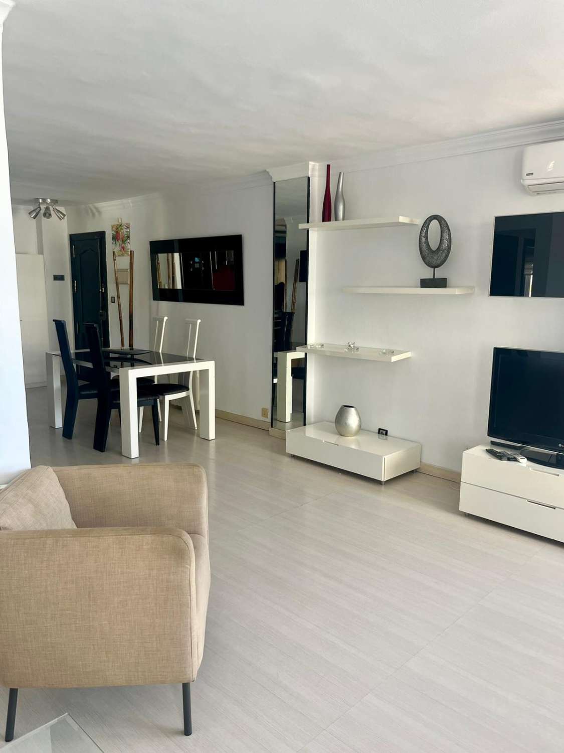 SE ALQUILA DESDE 1.9.27-30.5.28 BONITO APARTAMENTO EN ª LINEA DE PLAYA  CON VISTAS AL MAR EN BENALMADENA
