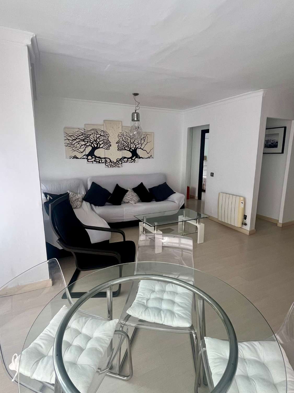 SE ALQUILA DESDE 1.9.27-30.5.28 BONITO APARTAMENTO EN ª LINEA DE PLAYA  CON VISTAS AL MAR EN BENALMADENA