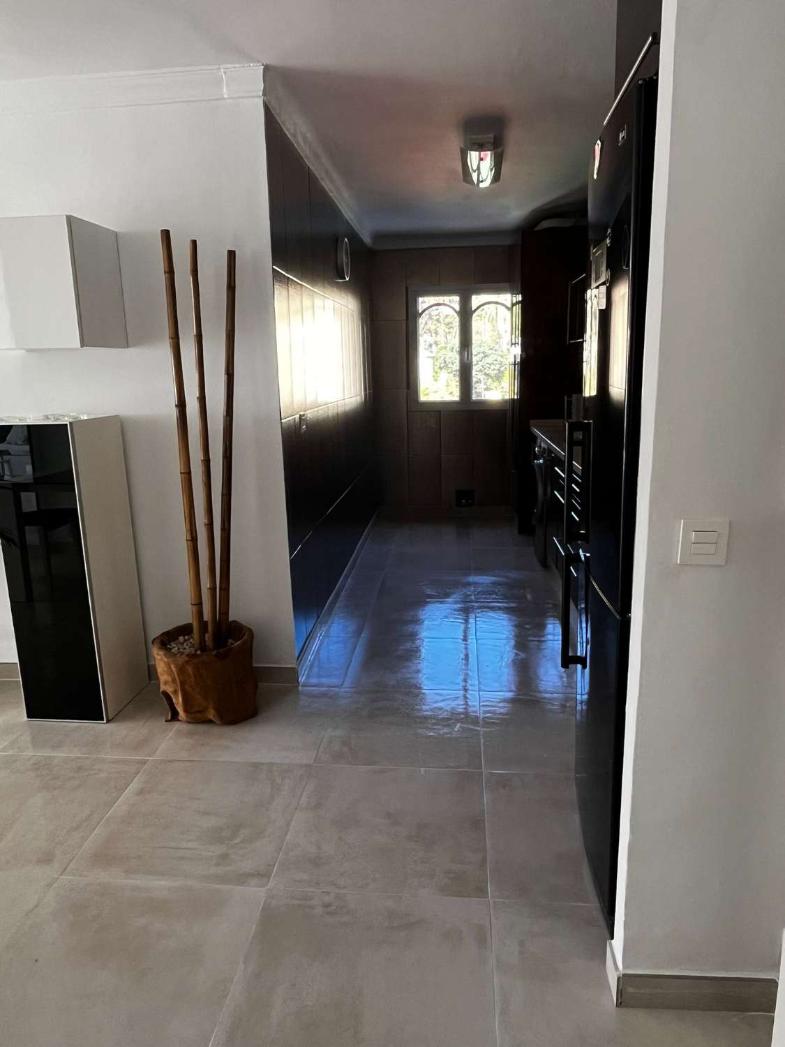SE ALQUILA DESDE 1.9.27-30.5.28 BONITO APARTAMENTO EN ª LINEA DE PLAYA  CON VISTAS AL MAR EN BENALMADENA